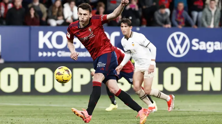 El delantero croata de Osasuna, Ante Budimir, tras golpear el balón desde el punto de penalti que ha fallado en los últimos minutos del encuentro correspondiente a la jornada 31 de LaLiga en Primera División que CA Osasuna y Valencia CF han disputado este lunes en el estadio de El Sadar, en Pamplona. EFE/Jesús Diges
