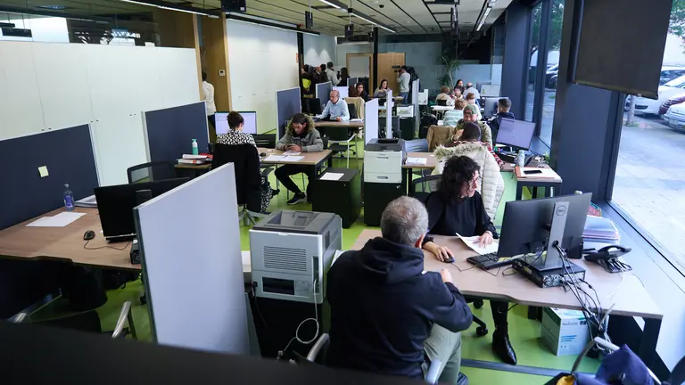El consejero de Economía y Hacienda, José Luis Arasti, visita la oficina de Hacienda con motivo del inicio de la atención presencial en la Campaña de la Renta 2023. IÑIGO ALZUGARAY