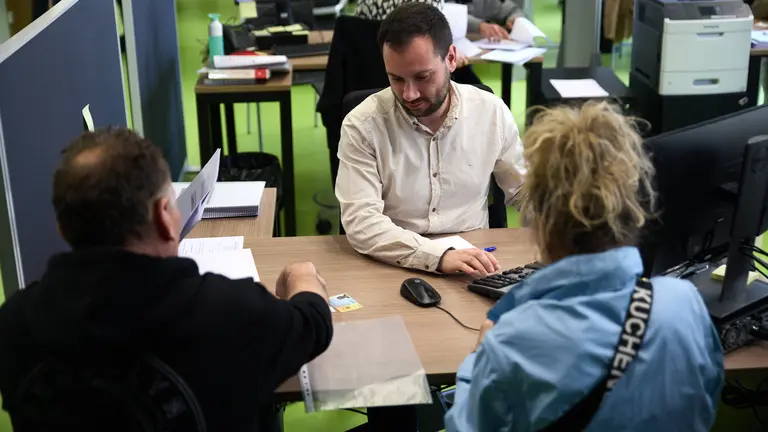 El consejero de Economía y Hacienda, José Luis Arasti, visita la oficina de Hacienda con motivo del inicio de la atención presencial en la Campaña de la Renta 2023. IÑIGO ALZUGARAY