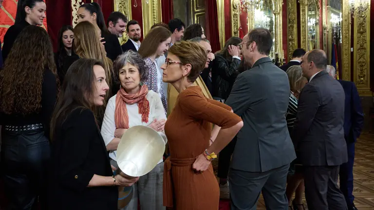 La presidenta de Navarra, María Chivite, y la consejera de Cultura, Deporte y Turismo, Rebeca Esnaola, reciben al equipo de baloncesto femenino Osés Construcción Ardoi con motivo de su reciente victoria en el campeonato de la Liga Challenge, lo que les da el ascenso directo a la Liga Femenina Endesa, la máxima categoría a nivel nacional. IÑIGO ALZUGARAY