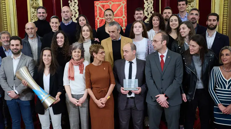 La presidenta de Navarra, María Chivite, y la consejera de Cultura, Deporte y Turismo, Rebeca Esnaola, reciben al equipo de baloncesto femenino Osés Construcción Ardoi con motivo de su reciente victoria en el campeonato de la Liga Challenge, lo que les da el ascenso directo a la Liga Femenina Endesa, la máxima categoría a nivel nacional. IÑIGO ALZUGARAY