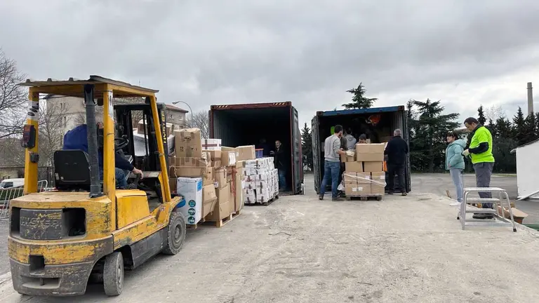CaixaBank dona 16.700 mochilas infantiles a la ONG Ayuda Contenedores. CAIXABANK