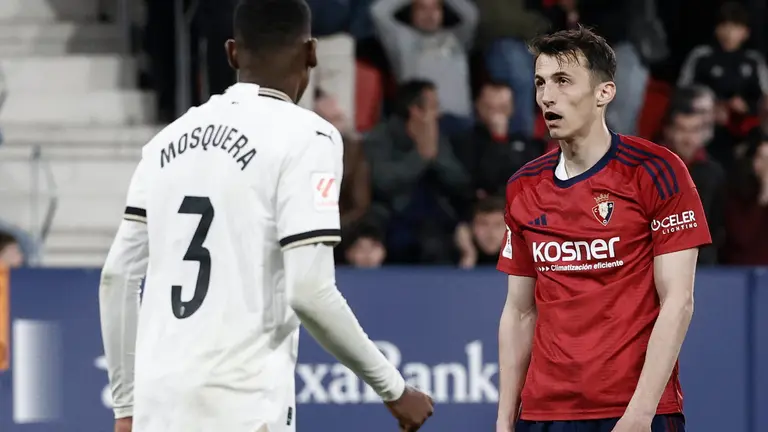 El delantero croata de Osasuna, Ante Budimir (d), tras fallar el penalti en los últimos minutos del encuentro correspondiente a la jornada 31 de LaLiga en Primera División que CA Osasuna y Valencia CF han disputado este lunes en el estadio de El Sadar, en Pamplona. EFE/Jesús Diges