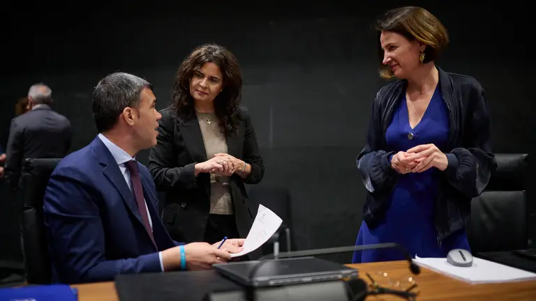 Javier García, Maribel García Malo e Irene Royo, del PPN, hablan minutos antes del comienzo del pleno. PABLO LASAOSA