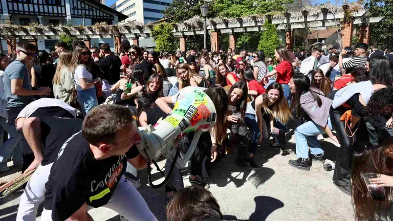 Cientos de jóvenes en el parque de la Media Luna antes de acudir a la Carpa Universitaria. ÍÑIGO ALZUGARAY