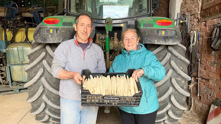 Javier Moreno y Ana Etayo sujetan una caja de espárragos en Murieta. Navarra.com