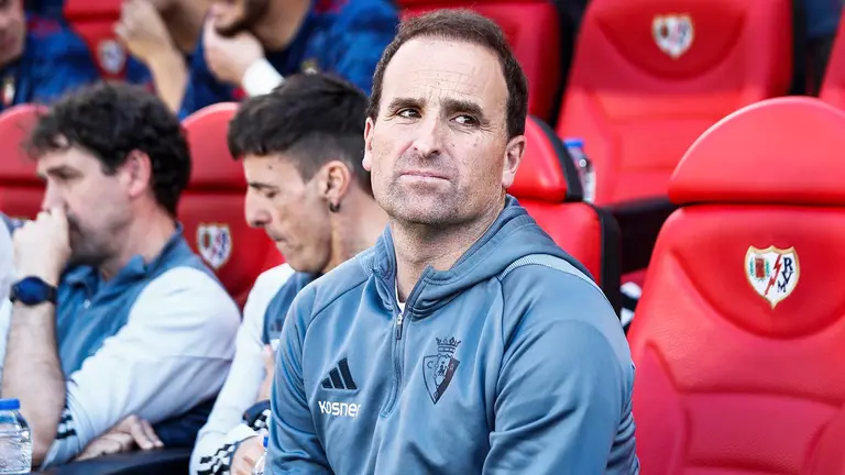 Jagoba Arrasate en el banquillo de Osasuna en Vallecas. Irina R. Hipolito / AFP7 / Europa Press.