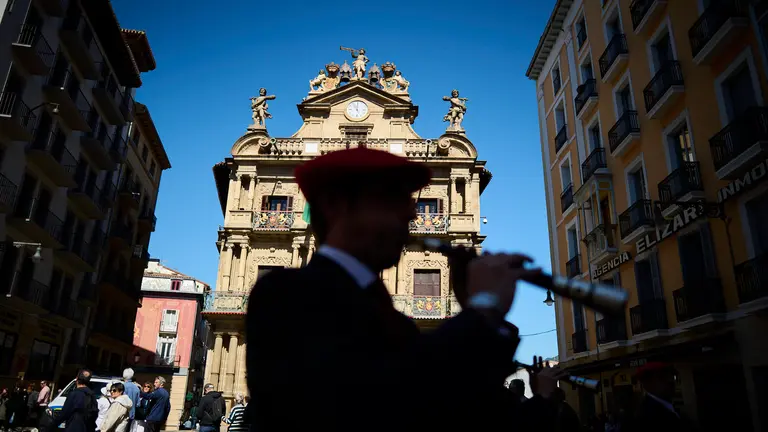 Medio centenar de músicos de las cinco merindades de Navarra abren los actos del centenario del Gran concurso de dulzaineros de 1924. PABLO LASAOSA