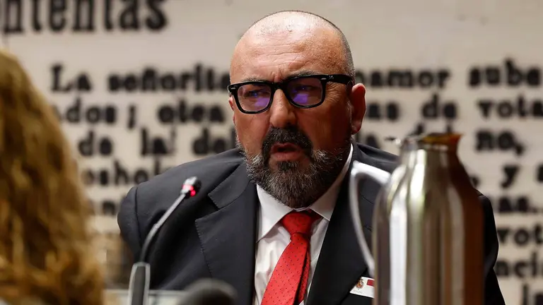 Koldo Garc&iacute;a, que fuera asesor del exministro Jos&eacute; Luis &Aacute;balos, comparece ante la comisi&oacute;n del Senado por su imputaci&oacute;n en la presunta trama de corrupci&oacute;n por la compraventa de mascarillas durante la pandemia, este lunes, en la C&aacute;mara Alta. EFE/ J.J. Guill&eacute;n