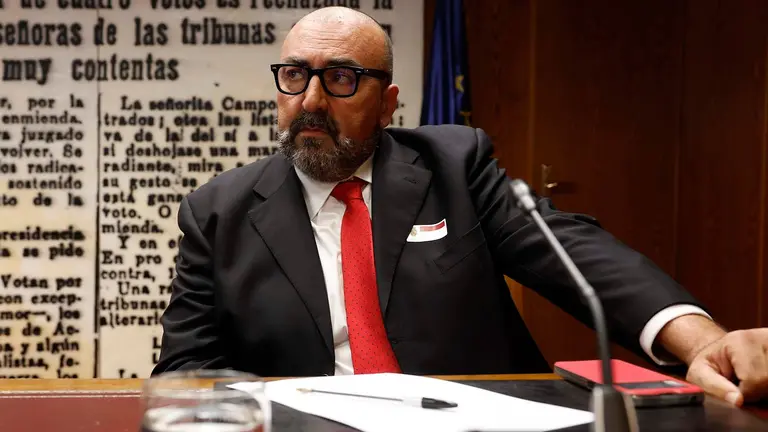 Koldo Garc&iacute;a, que fuera asesor del exministro Jos&eacute; Luis &Aacute;balos, comparece ante la comisi&oacute;n del Senado por su imputaci&oacute;n en la presunta trama de corrupci&oacute;n por la compraventa de mascarillas durante la pandemia, este lunes, en la C&aacute;mara Alta. EFE/ J.J. Guill&eacute;n