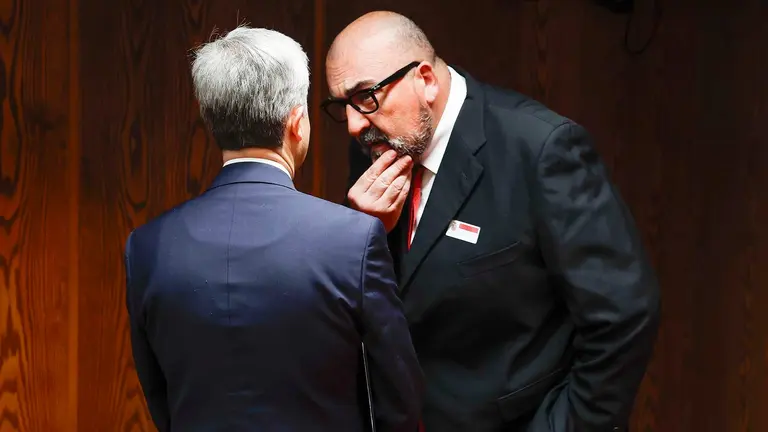 Koldo García (d), que fuera asesor del exministro José Luis Ábalos, a su llegada antes de comparecer la comisión del Senado por su imputación en la presunta trama de corrupción por la compraventa de mascarillas durante la pandemia, este lunes, en la Cámara Alta. EFE/ J.J. Guillén