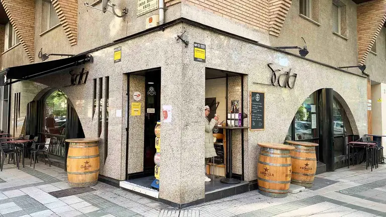 Fachada del bar Scala en la esquina de la calle Seraf&iacute;n Olave 31 de Pamplona. Navarra.com
