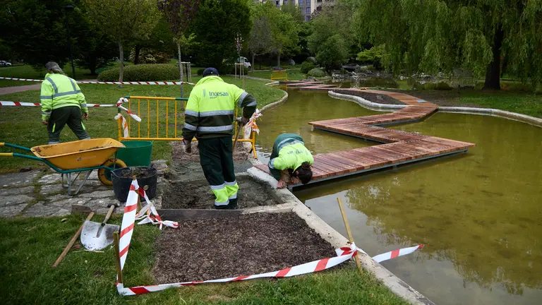 Los miembros del Consejo de Gerencia de Urbanismo y de la Comisión de Urbanismo del Ayuntamiento visitan el parque de Yamaguchi para conocer las obras de sustitución de la pasarela peatonal que atraviesa el lago. IÑIGO ALZUGARAY