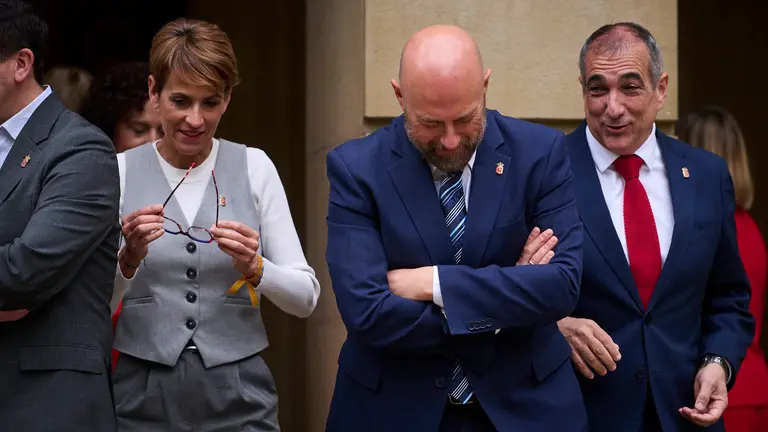 Los consejeros Oscar Chivite y José Luis Arasti, en los jardines de Palacio junto a María Chivite, presidenta del Gobierno PABLO LASAOSA
