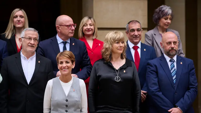 María Chivite junto a sus consejeros en los jardines de Palacio. PABLO LASAOSA