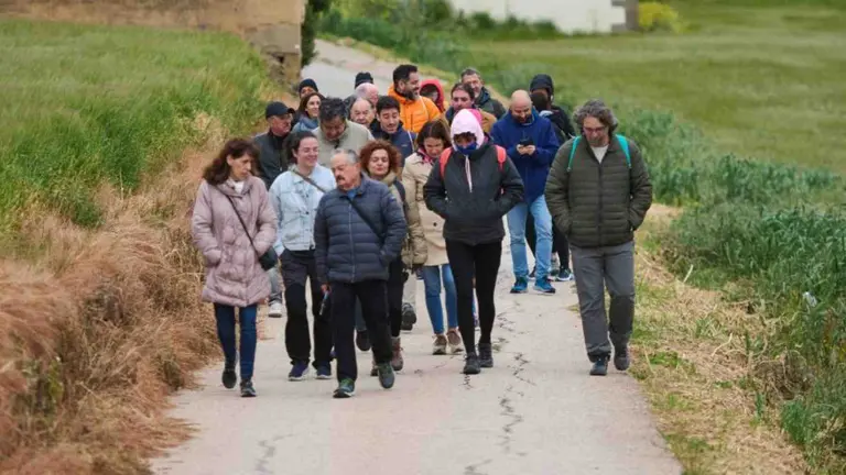 Parlamentarios forales por el Camino de Santiago caminando un tramo de la ruta jacobea. PARLAMENTO DE NAVARRA