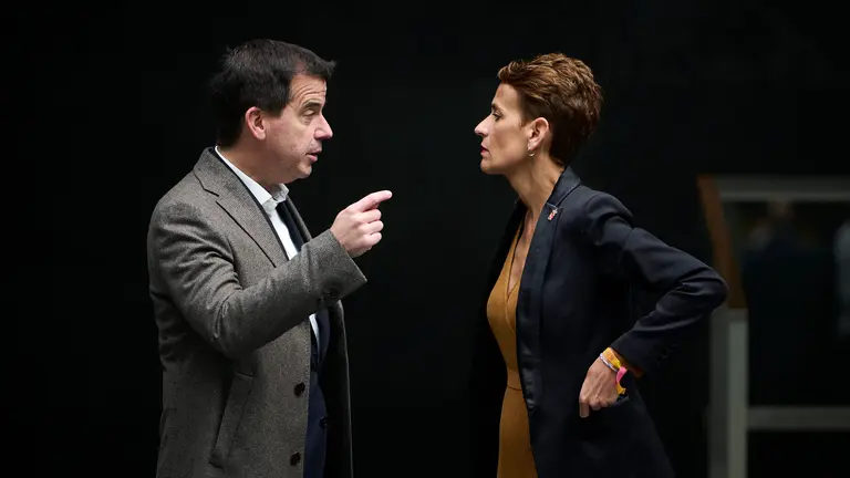 El consejero Mikel Irujo habla con la presidenta María Chivite, minutos antes del comienzo del Pleno. PABLO LASAOSA