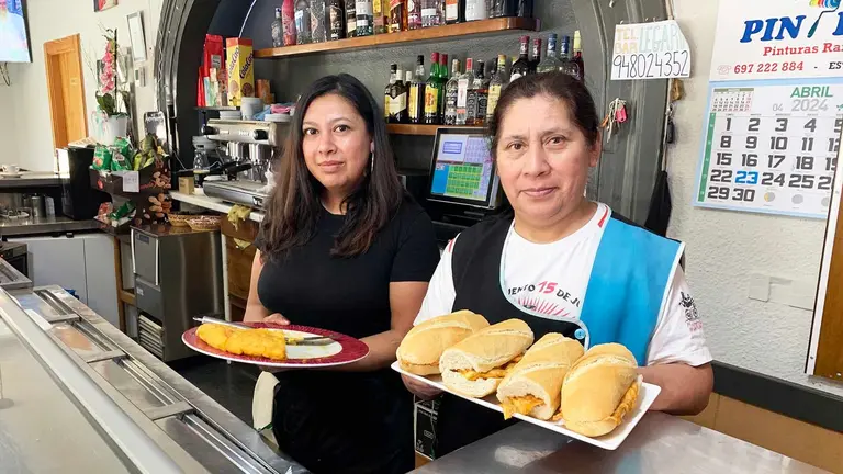 Diana Mendieta y María Cecilia Cartuche en el bar de Legaria. Navarra.com