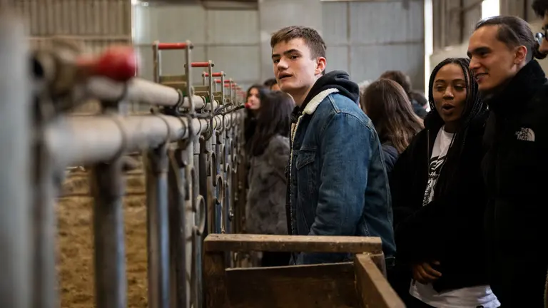 Alumnado en una de las explotaciones de la IGP Ternera de Navarra. GOBIERNO DE NAVARRA