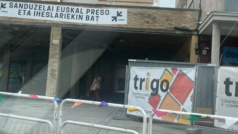 Pancartas proetarras en el barrio de San Jorge durante sus fiestas. PPN