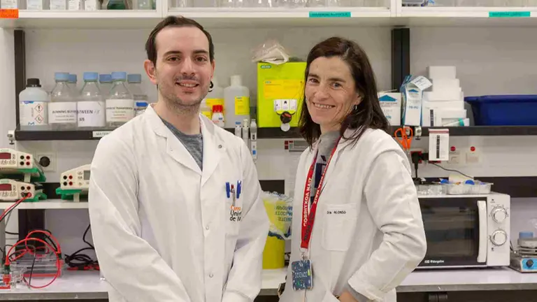 Daniel de la Nava, investigador predoctoral del Cima y la Dra. Marta Alonso, directora del estudio científico. CLÍNICA UNIVERSIDAD DE NAVARRA