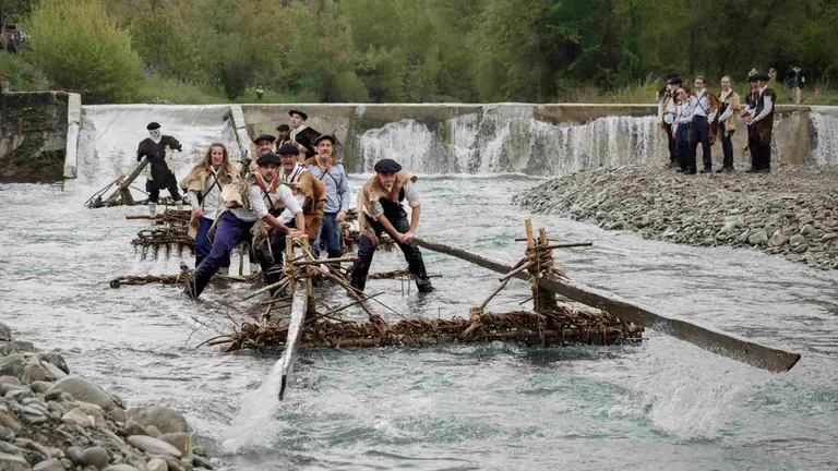 La localidad navarra de Burgui ha vivido un año más la esperada bajada de las almadías, una fiesta que homenajea al ya desaparecido oficio de los almadieros que durante décadas transportaron río abajo, convertidos en precarias balsas, los troncos de madera talados en el Pirineo. EFE/ Villar López
