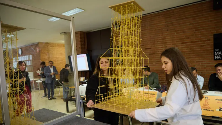 IV Concurso Nacional de Estructuras con espaguetis en la Escuela Técnica Superior de Arquitectura de la Universidad de Navarra. IÑIGO ALZUGARAY