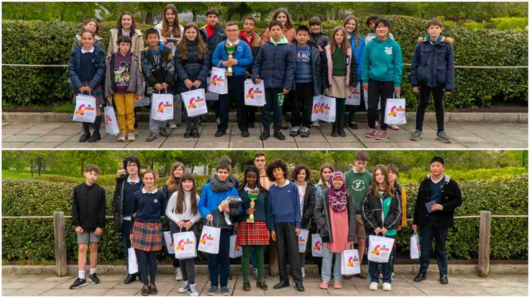 Arriba alumnos de Primaria, y abajo estudiantes de ESO que participaron en la XIII Edición del Spelling Bee Navarra 2024 organizada por el colegio Irabia-Izaga. CEDIDA