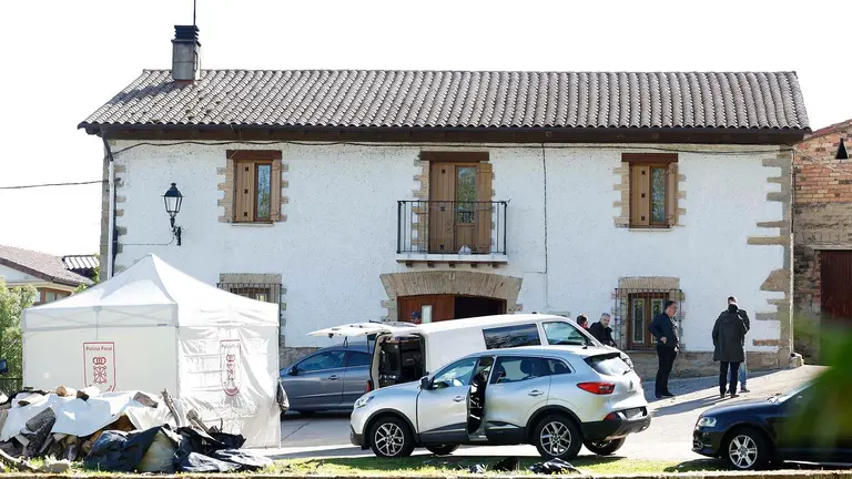 LABIANO (NAVARRA), 28/04/2024.-La Policía Foral ha detenido a un hombre como presunto autor de un homicidio en la localidad navarra de Labiano al matar en el domicilio familiar a su hijo con un arma de fuego. El crimen ha tenido lugar este domingo a primera hora de la mañana, y el detenido ha sido trasladado a la comisaría central de la Policía Foral, según un comunicado de este Cuerpo. Hasta el lugar de los hechos han acudido patrullas de la Policía Foral de Seguridad Ciudadana y agentes de Policía Judicial y Científica. EFE/Villar López