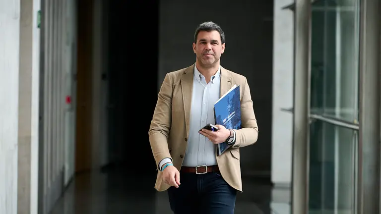 Javier García, del PPN, en su llegada a la Mesa y Junta de Potavoces del Parlamento. PABLO LASAOSA