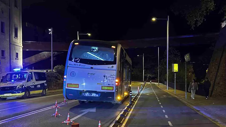 La villavesa detenida en la cuesta de Labrit pocos metros adelante del lugar del atropello. POLICÍA MUNICIPAL DE PAMPLONA