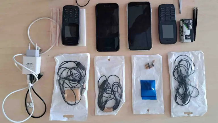 Material intervenido el día del examen. POLICÍA FORAL