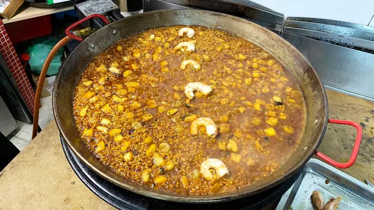 Una paella lista para comer en el bar El Centro de Cordovilla. Navarra.com