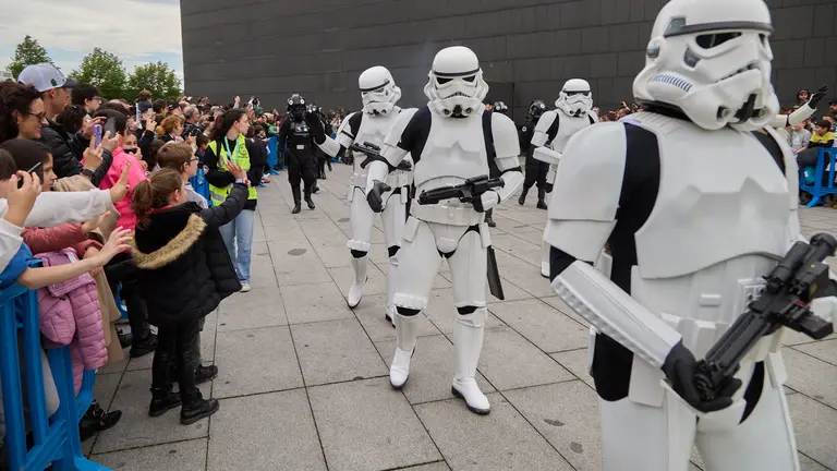 Desfile benéfico de más de 100 personajes de Star Wars dentro de la campaña 'La Fuerza Contra el Cáncer', la Asociación Española Contra el Cáncer en Navarra y la Fundación The Pink Force coincidiendo con el Día Mundial de Star Wars. IÑIGO ALZUGARAY