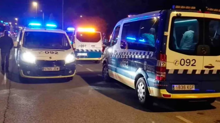 Varias furgonetas de la Policía Municipal de Pamplona  en una actuación. POLICÍA MUNICIPAL DE PAMPLONA