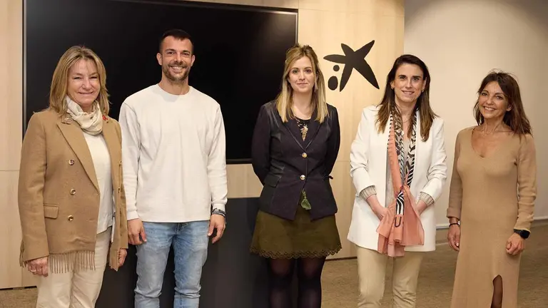 De izquierda a derecha: Ana Beriain, presidenta de la Asociación de Hostelería y Turismo de Navarra; Eneko Madinabeitia, director del CI de Burlada; Maite Brun, jefa de la Sección de FP del Gobierno de Navarra; Isabel Moreno, directora territorial Ebro de CaixaBank; y Cristina Rodríguez, coordinadora de la Territorial Zona Norte de CaixaBank Dualiza. CAIXABANK