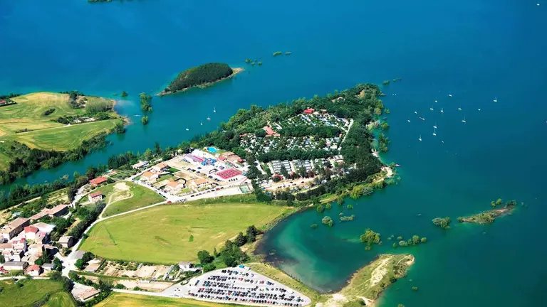 Imagen del Embalse de Alloz en un día de verano. ARCHIVO