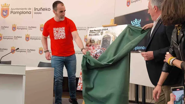 Ángel Blanco descubre el cartel anunciador de las fiestas de San Fermín de 2024. NAVARRA.COM