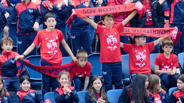 Entrenamiento de Osasuna en El Sadar con presencia de 4.000 alumnos de centros educativos participantes en el proyecto Aula Rojilla. IÑIGO ALZUGARAY