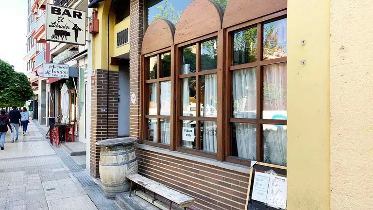 Fachada del bar restaurante El Labrador en la calle Iturrama 64 de Pamplona. Navarra.com