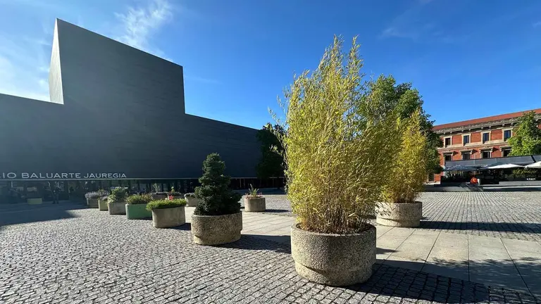 Jardineras colocadas a las puertas de Baluarte en Pamplona. NAVARRA.COM
