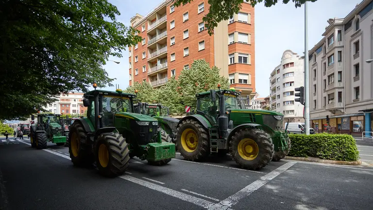 El movimiento 6F de agricultores y ganaderos de Navarra protesta por las condiciones del sector agrícola y ganadero con sus tractores por el centro de la ciudad IÑIGO ALZUGARAY