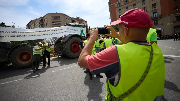 El movimiento 6F de agricultores y ganaderos de Navarra protesta por las condiciones del sector agrícola y ganadero con sus tractores por el centro de la ciudad IÑIGO ALZUGARAY
