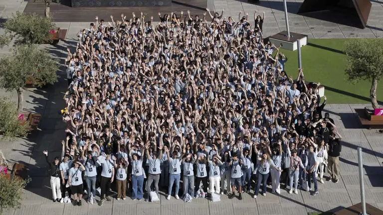 Cientos de estudiantes
se reúnen en Barcelona
para sacudir el mundo
con sus ideas en el campus The Challenge de EduCaixa. FUNDACIÓN LA CAIXA