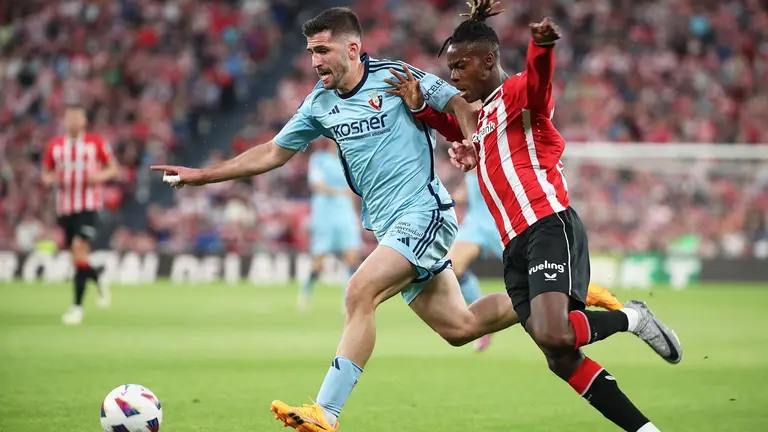 El delantero del Athletic de Bilbao Nico Williams (d) pelea un balón con Jesús Areso, de Osasuna durante el partido de la jornada 35 de LaLiga que Athletic de Bilbao y Atlético Osasuna disputan hoy sábado en San Mamés. EFE/Luis Tejido