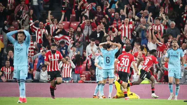 El delantero del Athletic Asier Villalibre (2i) celebra su gol, segundo del equipo bilbaíno, durante el partido de la jornada 35 de LaLiga que Athletic de Bilbao y Atlético Osasuna disputan hoy sábado en San Mamés. EFE/Luis Tejido