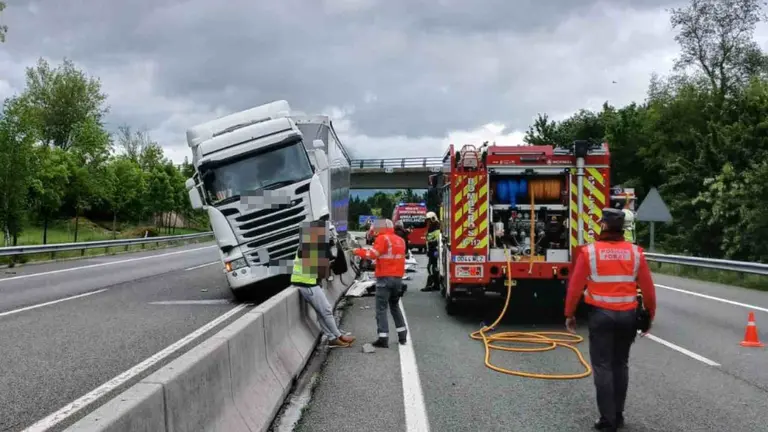El camión se ha subido a los bloques de hormigón que separan los carriles de circulación. POLICÍA FORAL