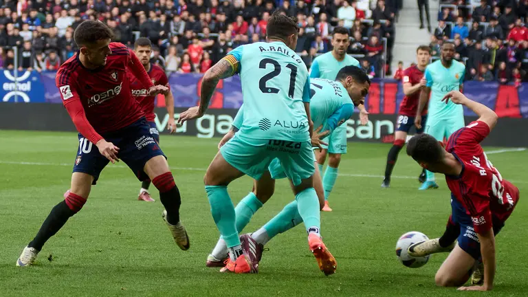 Aimar Oroz (10. CA Osasuna), Antonio Raíllo (21. RCD Mallorca), Omar Mascarell (5. RCD Mallorca) y Raúl García (23. CA Osasuna) durante el partido de La Liga EA Sports entre CA Osasuna y RCD Mallorca disputado en el estadio de El Sadar en Pamplona. IÑIGO ALZUGARAY