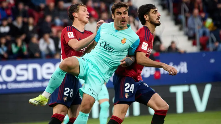 Jorge Herrando (28. CA Osasuna), Abdón Prats (9. RCD Mallorca) y Alejandro Catena (24. CA Osasuna) durante el partido de La Liga EA Sports entre CA Osasuna y RCD Mallorca disputado en el estadio de El Sadar en Pamplona. IÑIGO ALZUGARAY