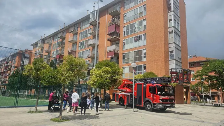 Incendio en un edificio de viviendas en la calle Bernardino Tirapu 63 en la Rochapea. BOMBEROS DE NAVARRA